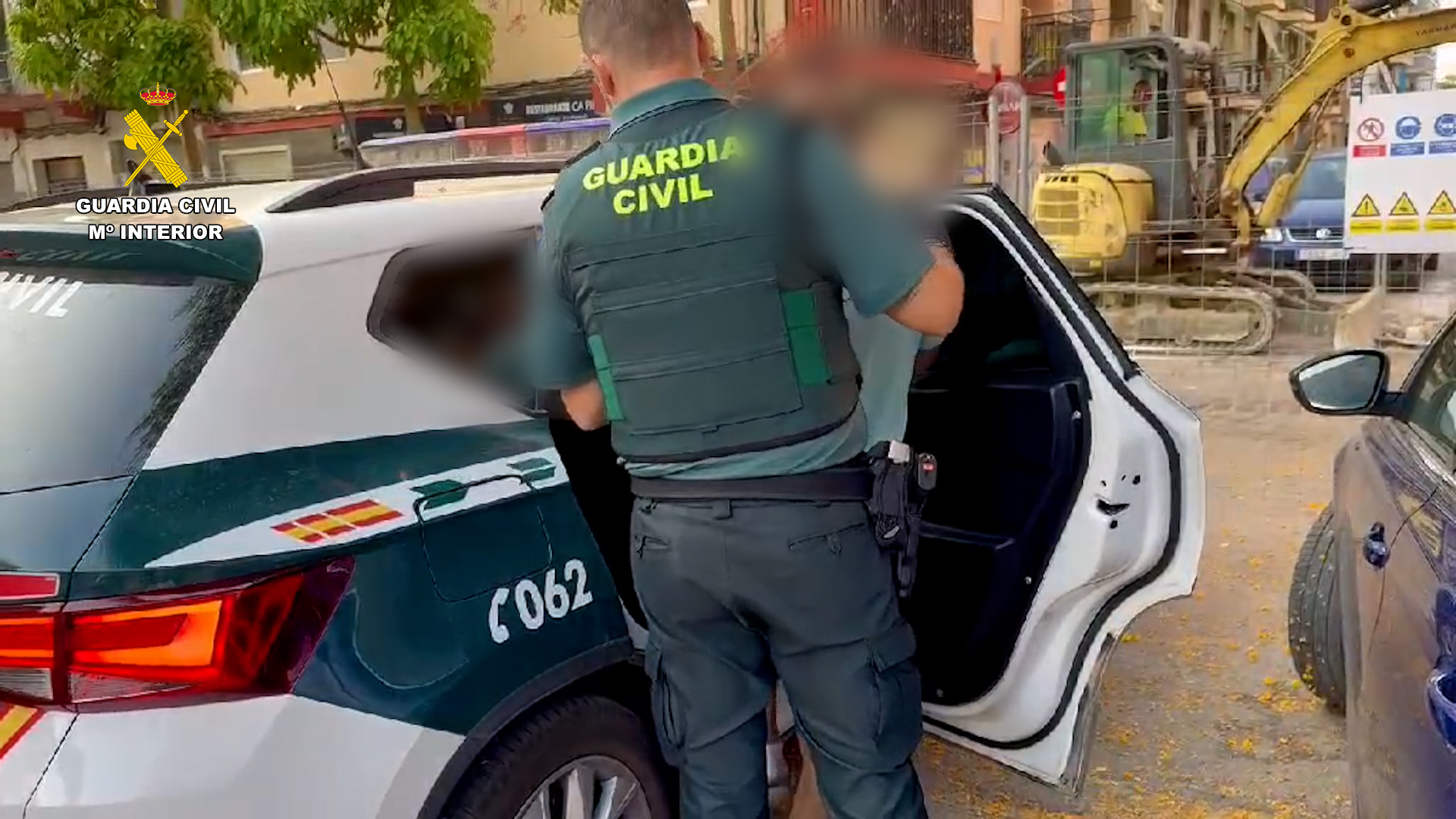 Agentes de la Guardia Civil deteniendo a un hombre en Albal.