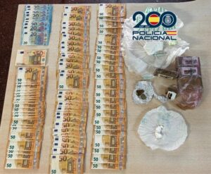 Dinero en efectivo y sustancias confiscadas por la policía en Patraix