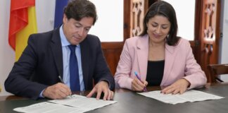 El director general de Administración Local, José Antonio Redorat, y la directora gerente de la Fundación Escuela de Posgrado y Red de Centros de Investigación en Inteligencia Artificial de la Comunitat Valenciana (ValgrAI).