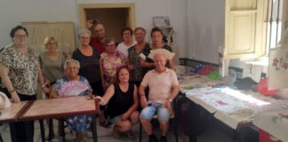 Grupo de mayores en la escuela de verano de Museros realizando manualidades