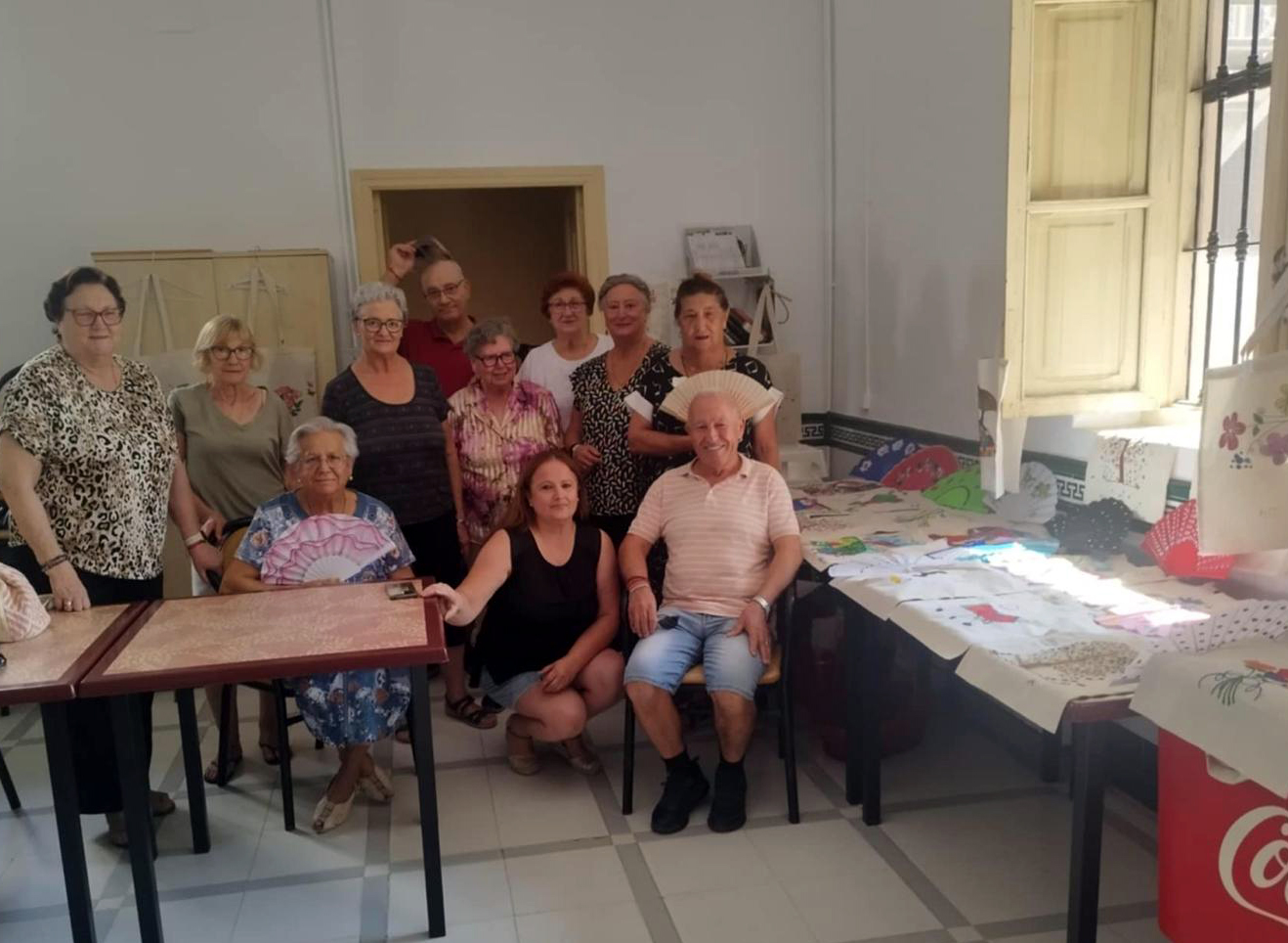 Grupo de mayores en la escuela de verano de Museros realizando manualidades
