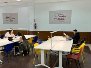 estudiantes-en-el-centro-de-estudios-arcoiris-de-paterna
