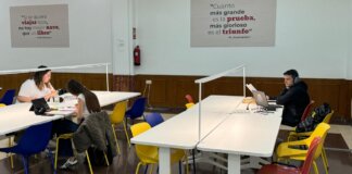 estudiantes-en-el-centro-de-estudios-arcoiris-de-paterna