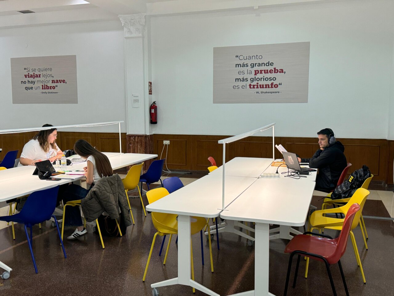 estudiantes-en-el-centro-de-estudios-arcoiris-de-paterna