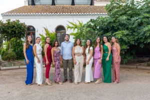 Grupo de personas posando en las fiestas patronales de Almàssera