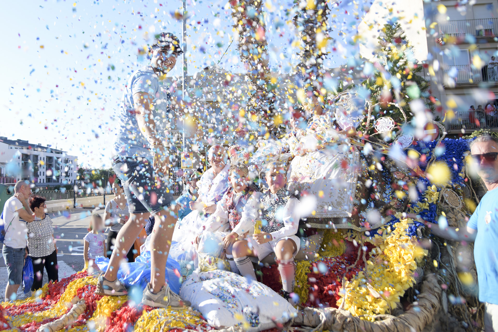 Celebración de las fiestas de Sant Roc en Paiporta con confeti y alegría