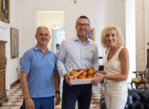 Meliana entrega a Mompó sus célebres tomates en agradecimiento al apoyo a su Fira de la Tomata Vicent Mompó y Trini Montañana