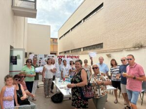 Grupo de personas celebrando el fin de temporada en el Centro de Salud