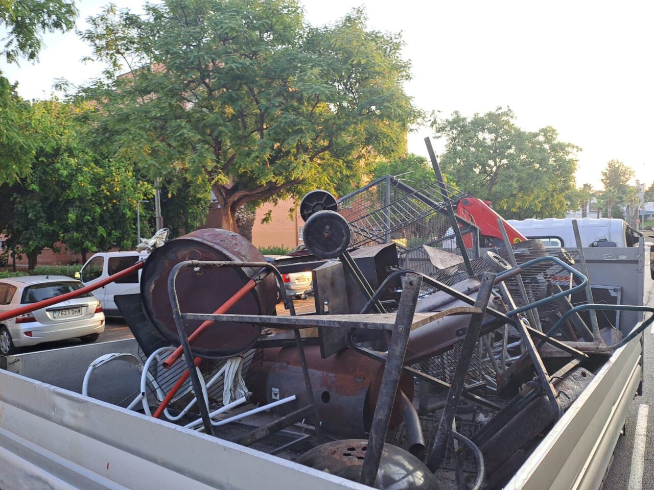 Paterna retira más de 30 barbacoas ilegales de la vía pública en La Coma y La Merced