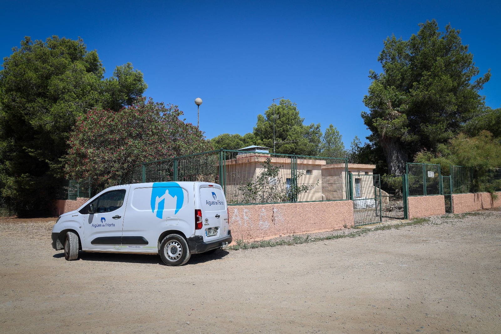 Fachada de la instalación de agua en Marxadella con vehículo de Aigües de l'Horta