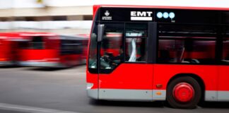 Autobús de la EMT circulando en Valencia con conductor visible