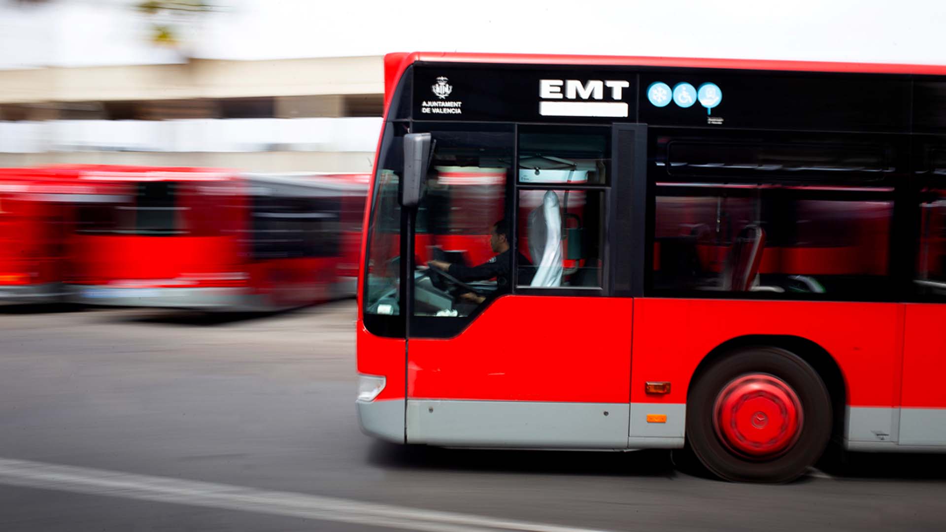 Autobús de la EMT circulando en Valencia con conductor visible