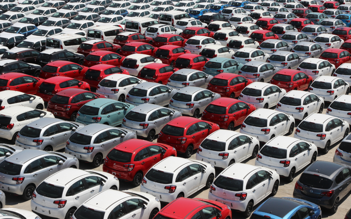 parking-coches-rojos-y-blancos