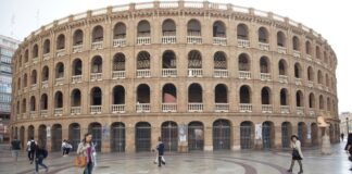 Vista panorámica de la Plaza de Bous en Valencia con personas caminando.