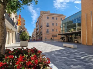 Vista de la Placeta del Ayuntamiento de Alboraya con flores y edificios