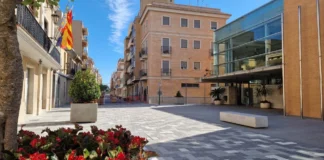 Vista de la Placeta del Ayuntamiento de Alboraya con flores y edificios