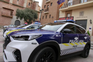 Vehículo de la policía local de Puçol estacionado frente al ayuntamiento