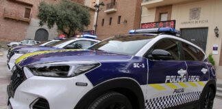 Vehículo de la policía local de Puçol estacionado frente al ayuntamiento