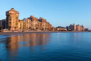 Vista del puerto de Saplaya desde el mar al amanecer