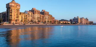 Vista del puerto de Saplaya desde el mar al amanecer