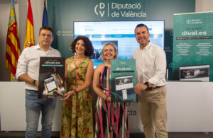 Presentación de la nueva web de la Diputación de Valencia con cuatro personas