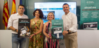 Presentación de la nueva web de la Diputación de Valencia con cuatro personas