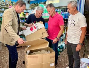 Personas participando en la recogida de cartón y papel en Silla