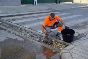 Refuerzo de los servicios de mantenimiento y limpieza de la red de alcantarillado e imbornales en Paterna.