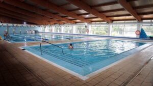 Interior de la piscina municipal de Aiora con nadadores