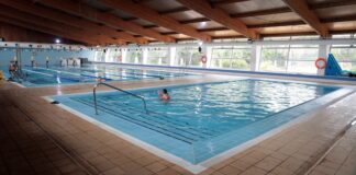 Interior de la piscina municipal de Aiora con nadadores