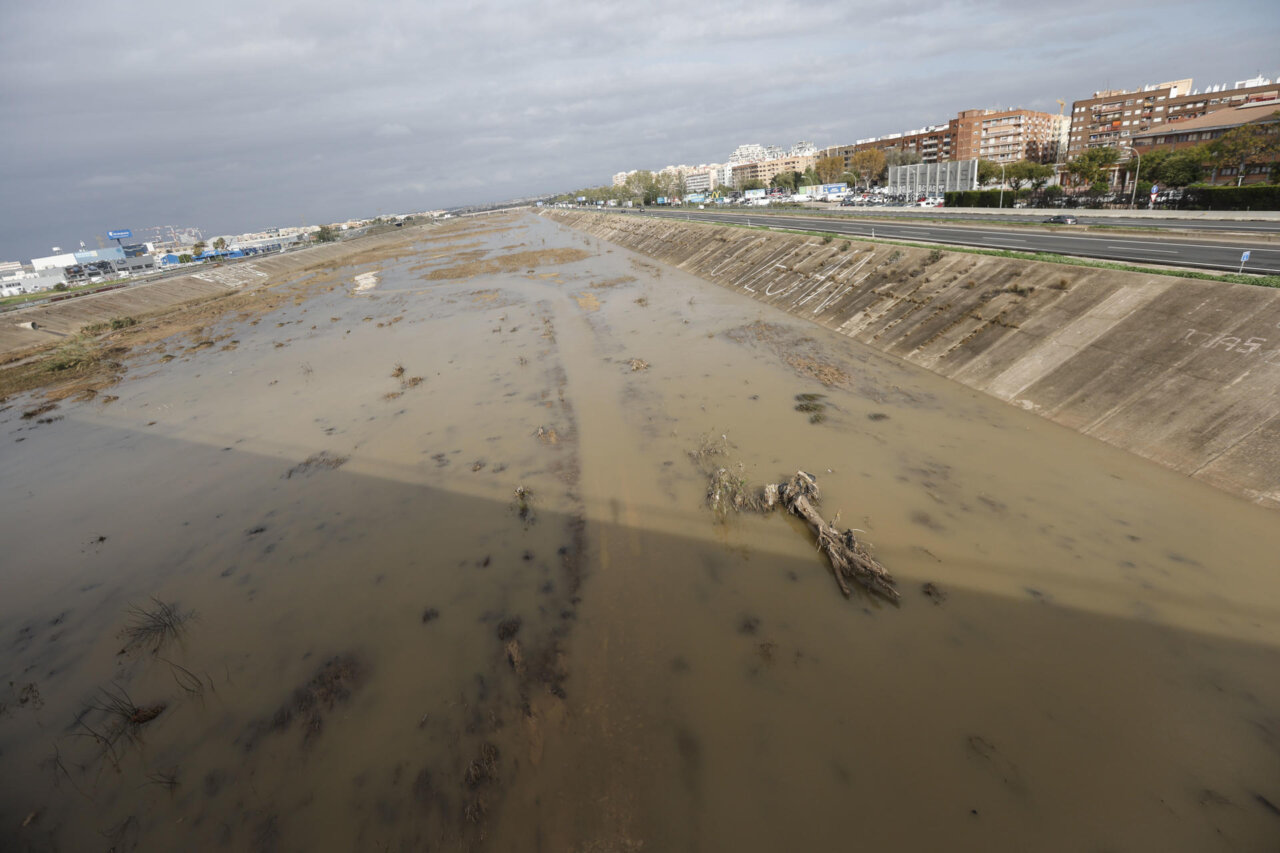 Aspecto del río Turia dos semanas después de la dana del 29 de octubre.
