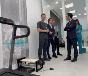 Sagredo durante la apertura de un nuevo negocio en Paterna. Sagredo durante la apertura de un nuevo negocio en Paterna.