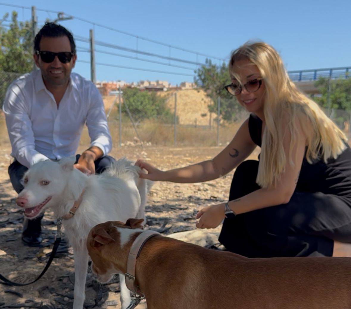 sagredo-y-la-concejala-gomez-durante-la-visita-al-refugio-municipal-de-animales-en-paterna