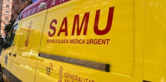 Tres personas heridas en una colisión entre dos coches en la calle del Mar de Puçol SAMU