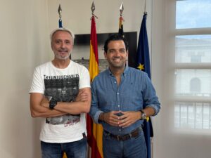 San Bernardino junto a un colaborador en el Ayuntamiento de Paterna