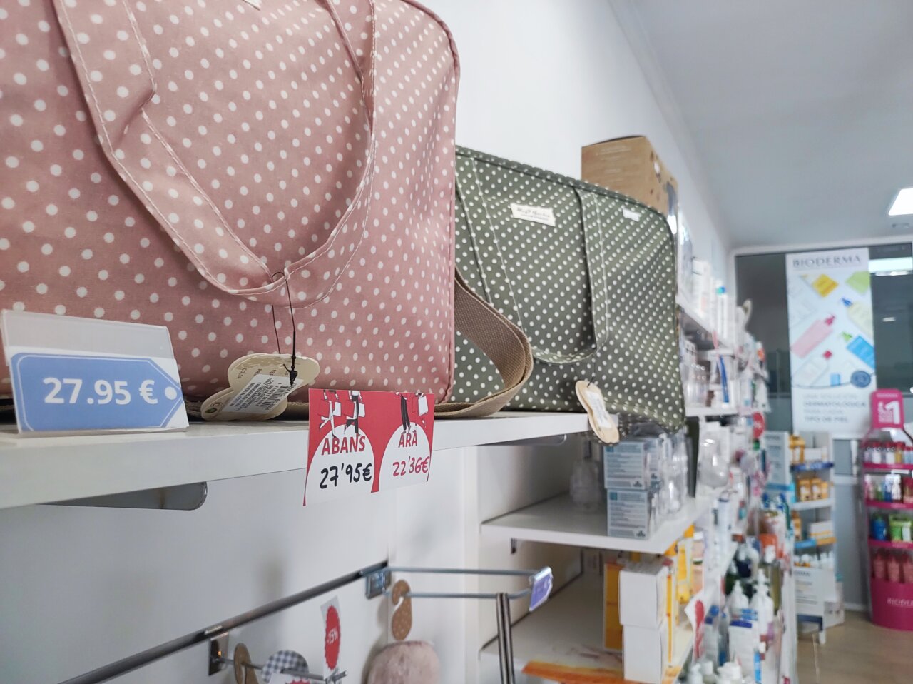 se-han-repartido-entre-los-comercios-de-quart-de-poblet-etiquetas-con-las-palabras-abans-y-ara