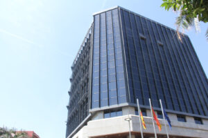 Edificio moderno del ayuntamiento de Torrent con banderas en la entrada