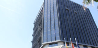 Edificio moderno del ayuntamiento de Torrent con banderas en la entrada