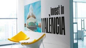 Espacio moderno con un cartel que dice invertir en València