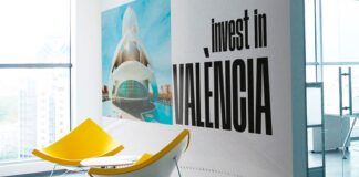 Espacio moderno con un cartel que dice invertir en València
