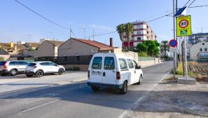 Radar de velocidad informativo en la entrada del Forn d'Alcedo en València