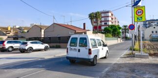 Radar de velocidad informativo en la entrada del Forn d'Alcedo en València