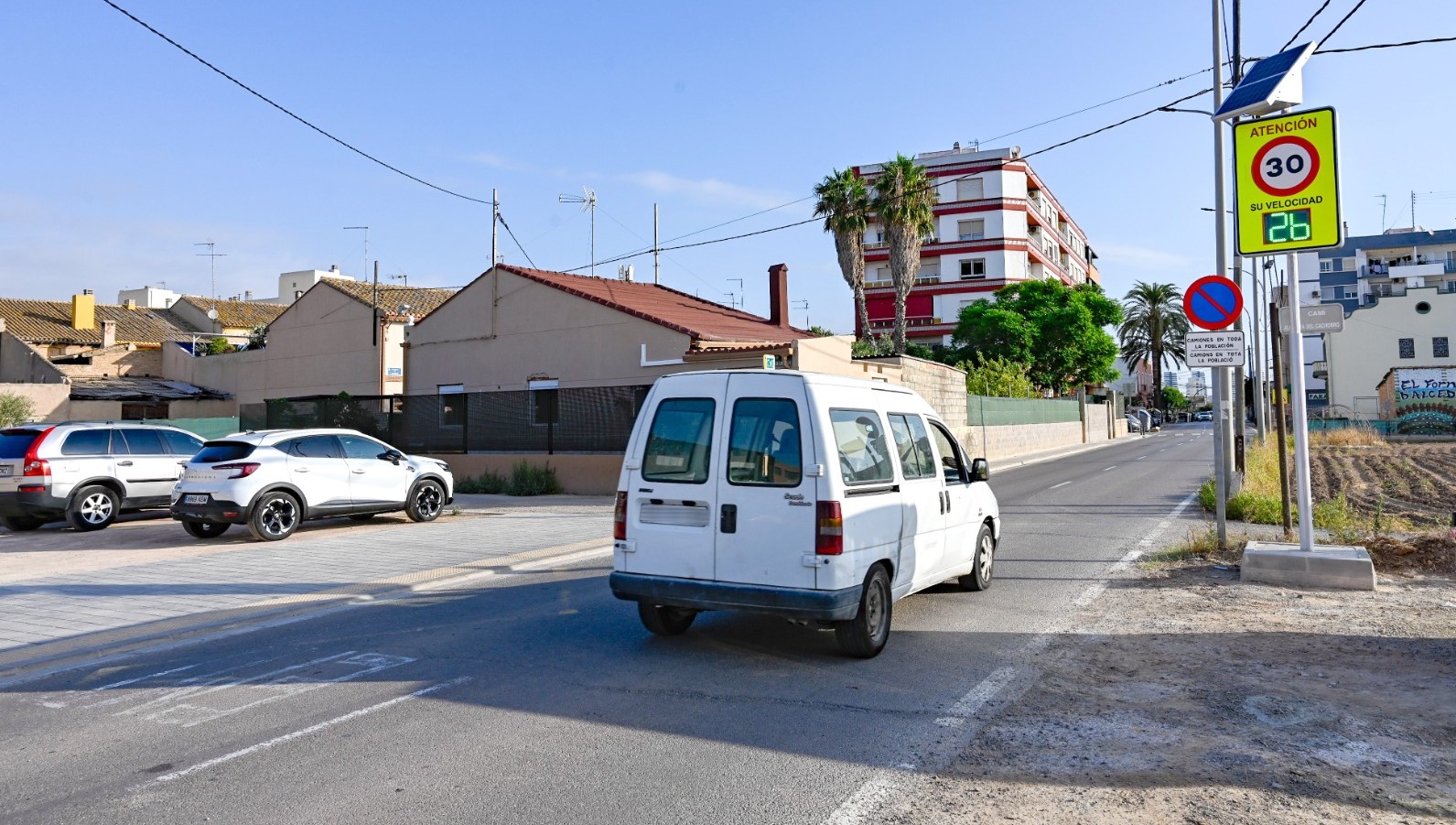 Radar de velocidad informativo en la entrada del Forn d'Alcedo en València