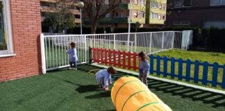 Niños jugando en el patio de la Escoleta Municipal La Creu