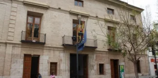 Fachada del Ayuntamiento de Catarroja con banderas y árboles