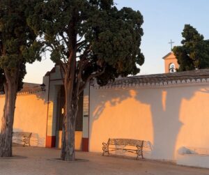 Entrada del cementerio municipal de Albalat dels Sorells al atardecer