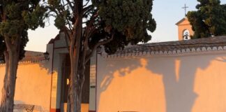 Entrada del cementerio municipal de Albalat dels Sorells al atardecer