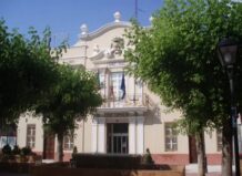 Tavernes Blanques instala topes de estacionamiento para evitar la invasión de aceras Fachada del Ayuntamiento de Tavernes Blanques rodeado de árboles