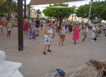 La Pobla de Farnals impulsa un verano saludable con clases gratuitas de gimnasia, yoga y baile al aire libre