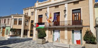Edificio del ayuntamiento de Alboraya con bandera palestina